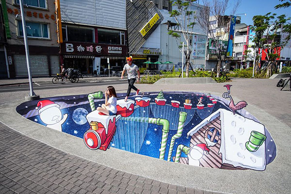 台南市中正路和友愛街路口處的耶誕3D彩繪「禮物列車」(圖／街道美術館plus，以下同)