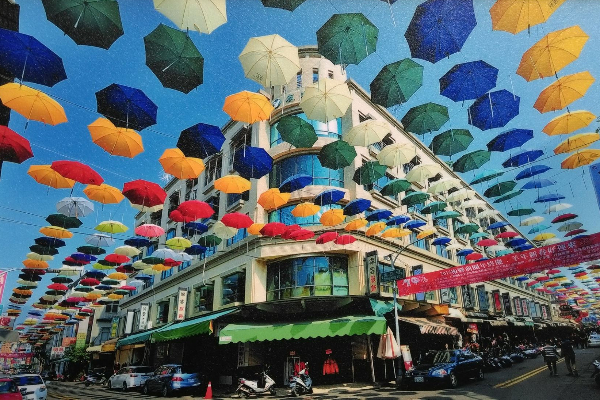 色彩繽紛的傘高掛天際，可愛夢幻超好拍。 (圖／後驛成衣百貨商圈，以下同)
