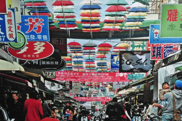 掛上彩虹傘的商圈街道，商圈形象鮮明記憶點高。