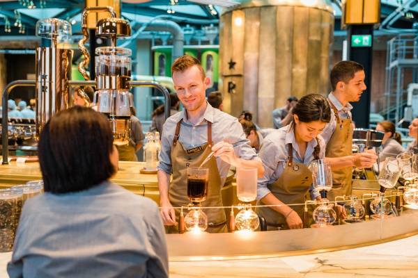 星巴克典藏咖啡專賣店皆設有咖啡吧檯，供客人與咖啡師們做互動。