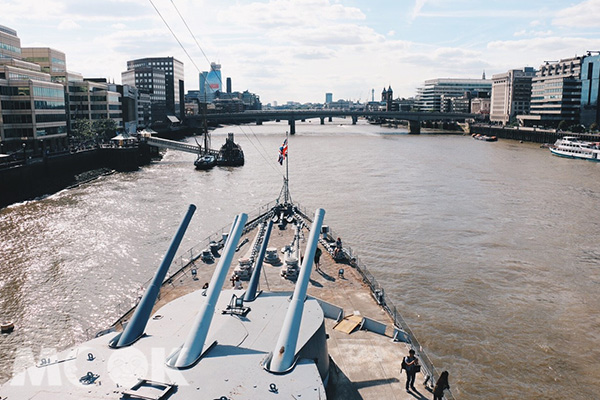 登上戰艦能於艦橋上俯瞰夾板與泰晤士河畔。 (圖／MOOK景點家莫菲)
