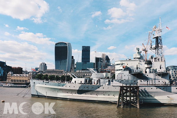 從河畔觀賞戰艦與對岸的倫敦天際線。 (圖／MOOK景點家莫菲)