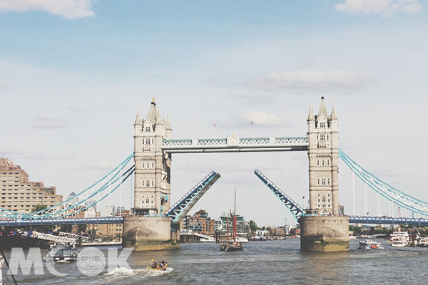 在戰艦上能看見倫敦塔橋，運氣好還能看見塔橋打開。 (圖／MOOK景點家莫菲)