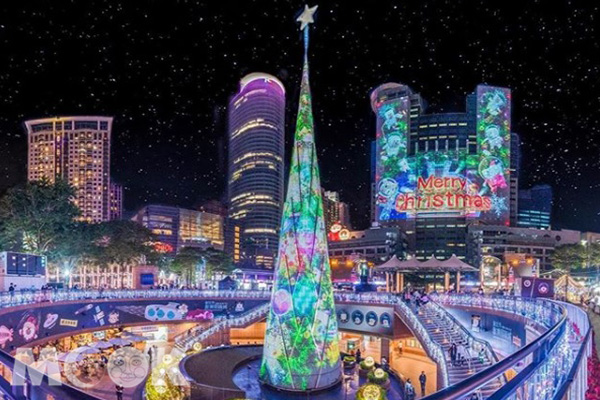 新北歡樂耶誕城的聖誕樹利用投影變化多彩繽紛。 (圖／foolish_lin)