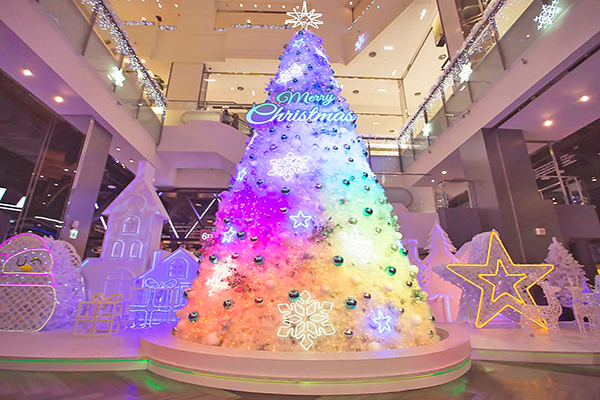 台茂購物中心打造8公尺高的七彩聖誕樹 (圖／台茂購物中心 TaiMall Shopping Center，以下同)