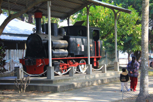 虎尾糖廠退役的蒸汽火車，現置於糖廠旁的同心公園內。 (圖／虎尾糖廠)