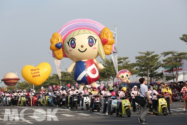 今年一樣會有大型飛天卡通造型氣球超吸睛！將超過千人表演團體匯聚。