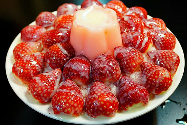草莓布丁牛奶冰。(圖／東海何媽媽冰店