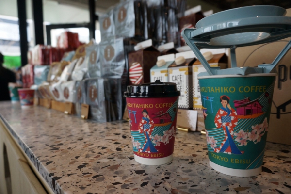 猿田彥珈琲台中三井店，提供手沖、義式、特調等多元的日式風味咖啡飲品。