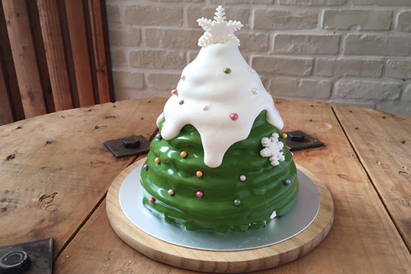 Bonnie Sugar手作甜點除了聖誕樹蛋糕，還有製作聖誕花圈蛋糕，造型十分精緻(圖／Bonnie Sugar手作甜點)