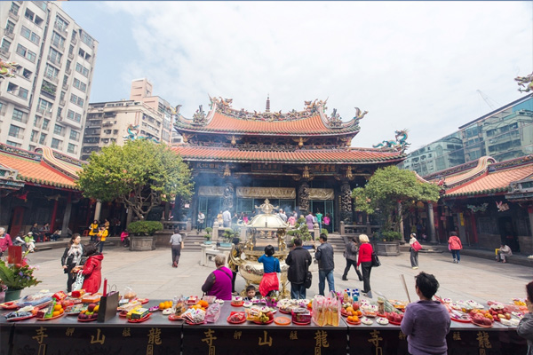 萬華龍山寺的香火終年鼎盛。 (圖／台北市觀光局)