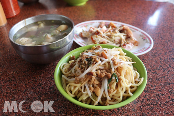 大腸頭湯X傳統乾麵！在地人才懂早餐這樣吃