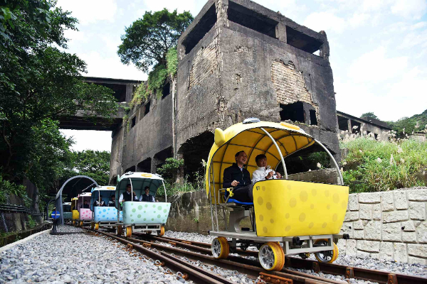 超可愛的河豚造型自行車在鐵軌上欣賞北海岸風光。 (圖／新北市府，以下同)