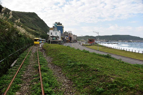 深澳鐵道距離海岸非常靠近，視野極佳。