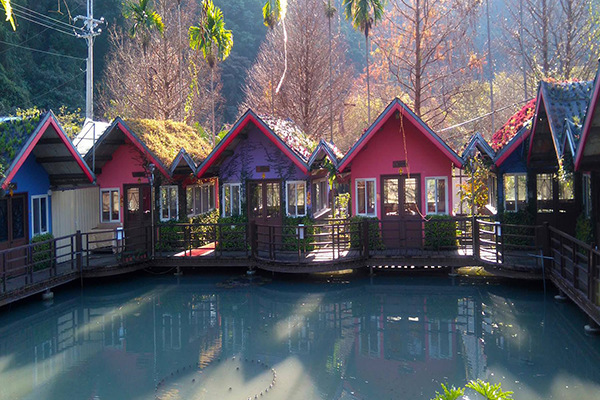 渡假村內的水上小木屋，精緻可愛。 (圖／楓樺台一渡假村)