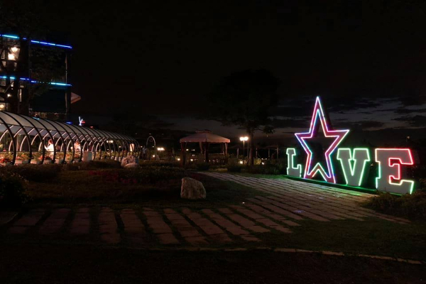 夜晚的LOVE巨型裝置藝術燈飾，浪漫滿分。 (圖／古山星辰景觀餐廳)