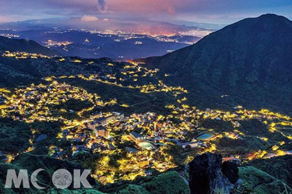 點燈後的九份山城，如電影般的美景令人嚮往。 (圖／cindy_xu3ejo3)