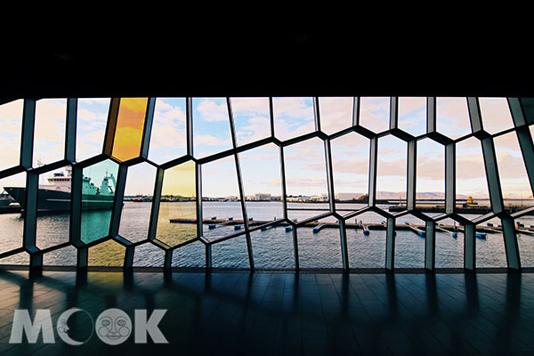 透過建築外皮的玻璃帷幕能看見整個海灣。 (圖／charlieliuliuliu)