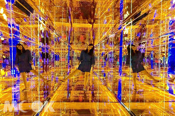 台灣玻璃館內最熱門的「黃金隧道」，像是燈光層層反射而成的炫亮迷宮。 (圖／zuzuchu10)