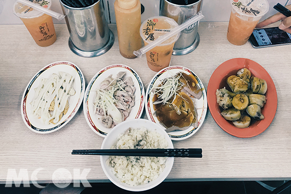 來了郭家雞肉飯就一定要點滿整桌，才吃得過癮。