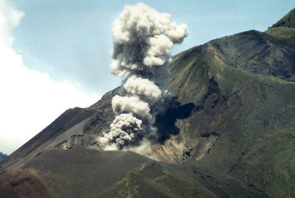 印尼火山爆發海嘯侵襲   造成43死重大災情近期為黃色警示