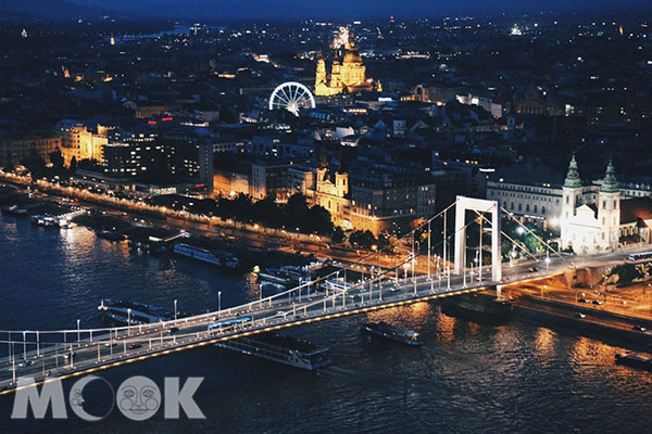 蓋勒特山坐擁布達佩斯的百萬級夜景。 (圖／MOOK景點家莫菲)