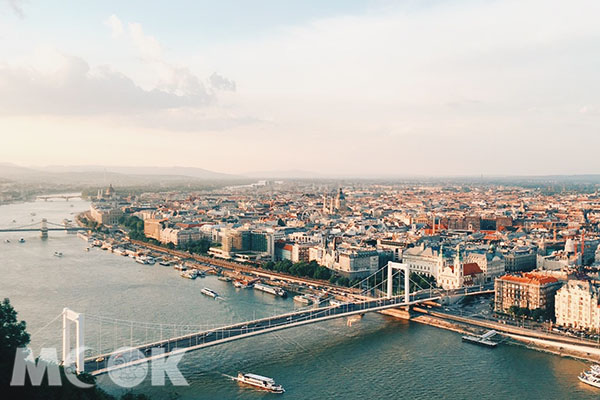 蓋勒特山上的風景能俯瞰整個布達佩斯全城。 (圖／MOOK景點家莫菲)