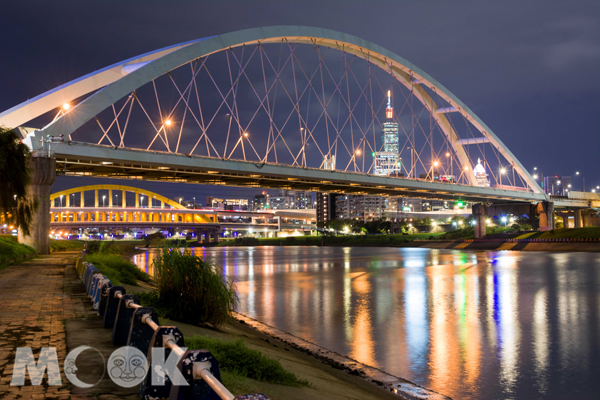以101大樓及台北城市閃爍的燈光為背景，搭配上倒映在河面的橋景，也是令人炫目的構圖