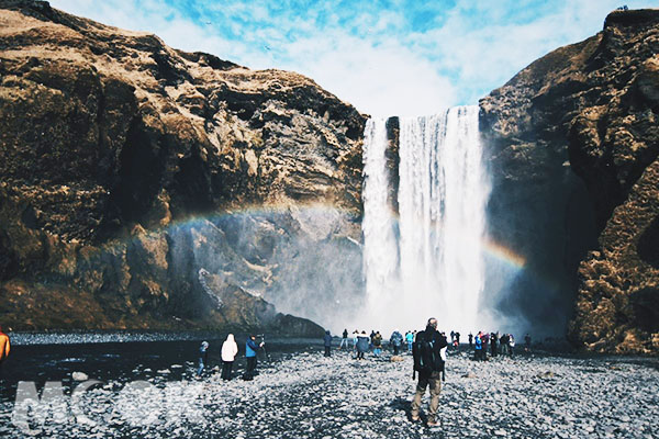 彩虹跨越瀑布好似在兩端岩石上建造而起。 (圖／MOOK景點家莫菲)
