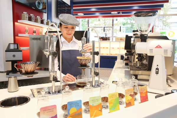 大7門市內能享受到精品手沖咖啡。