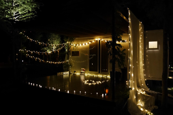 露營車外的木棧板區設有燈飾，超浪漫。 (圖／天ㄟ露營車)