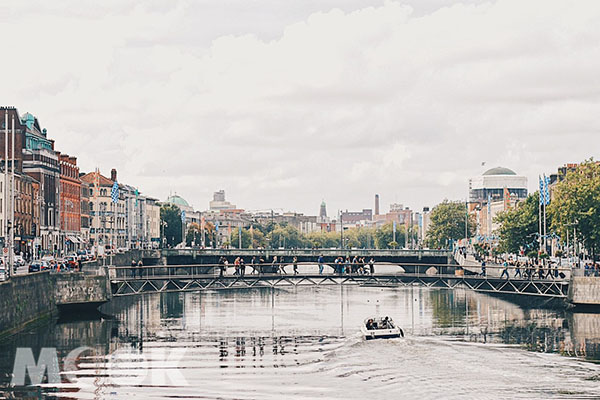 利菲河因穿越東柏林中心地帶，每天橫跨兩區的人們絡繹不絕。 (圖／MOOK景點家莫菲)