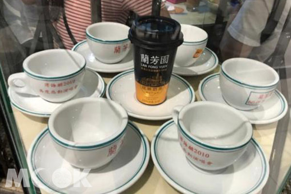 香港蘭芳園重慶大廈店內也擺放了杯裝即飲的絲襪奶茶。