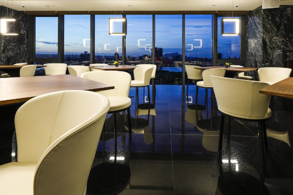 於17樓高空的無邊際景觀法式料理餐廳。 (圖／宿之酒店)