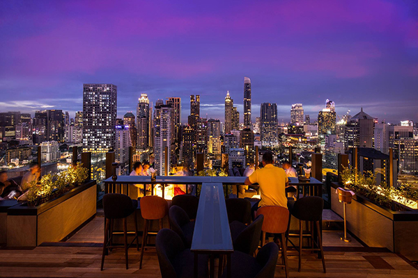 曼谷有許多風景幽美視野廣闊的高空酒吧。 (圖／CHAR Rooftop Bar)