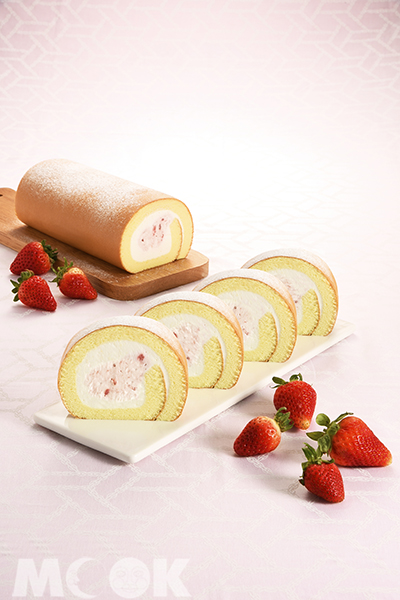 草莓雙漩生乳捲期間販售至2/11，原價$420，現在於台北捷運YTM蛋糕販賣機購買特價$399。