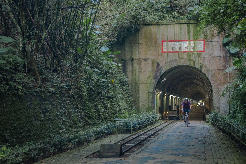 舊百吉隧道的外觀散發一種特別的靜謐感。 (圖／桃園市政府)