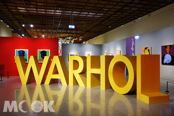 安迪‧沃荷特展中設置的「WARHOL」字樣裝置，打卡必拍！(圖／MOOK景點家嚴沛婕，以下同)