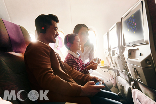 不論大人小孩都能夠在阿聯酋航空的ice機上娛樂系統找到最適合自己的節目
