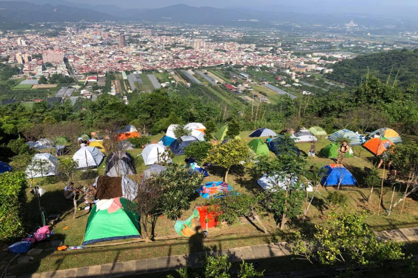 位於南投埔里的虎嘯山莊，不只可玩飛行傘還可以俯瞰絕美夜景。 (圖／虎嘯山莊)