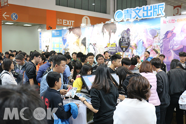 動漫迷們搶購喜愛周邊商品的人潮。  (圖／MOOK景點家廖維仁)