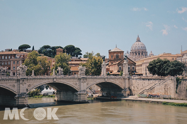 在聖天使橋上就能看到梵蒂岡與聖彼得大教堂。  (圖／MOOK景點家莫菲)