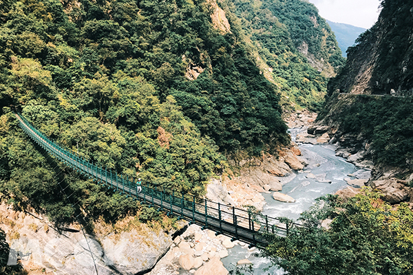 磅礡壯觀的峽谷景緻與吊橋。