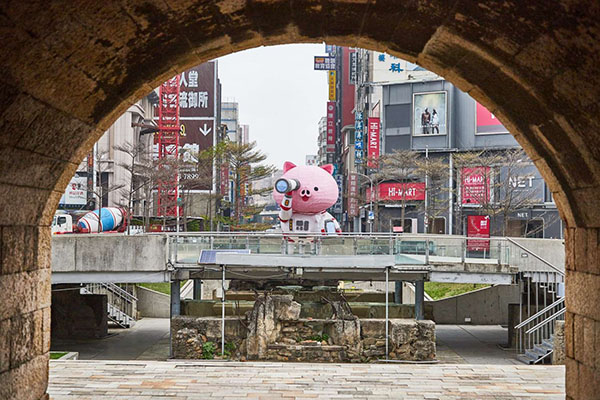粉紅豬手持望遠鏡望向遠方、探索城市的幸福未來，成為新竹市最新打卡熱點。 (圖／新竹市政府，以下同)