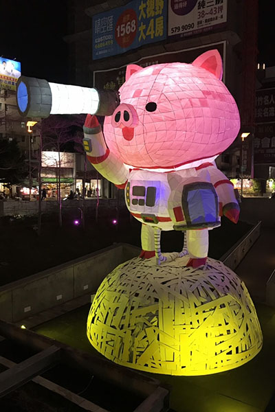 8公尺高的主燈「太空豬」已悄悄點亮。