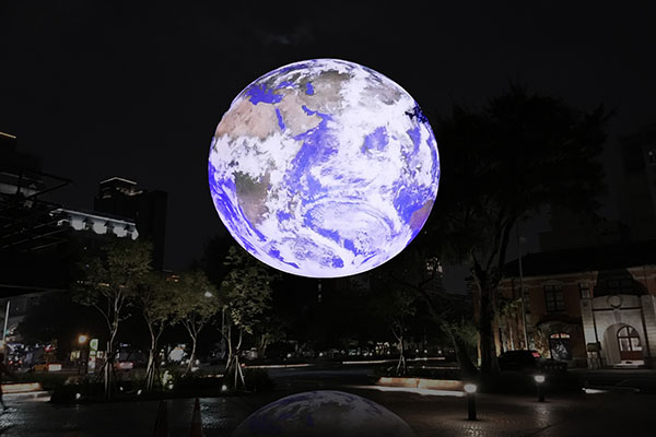 「蓋亞」是大型地球燈垂掛幸福廣場上空，彷彿置身於外太空俯瞰地球。