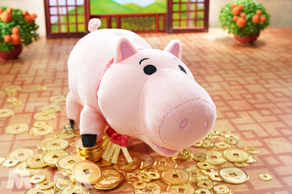 購物滿港幣200元，可以港幣68元加購新春造型「火腿」玩偶。