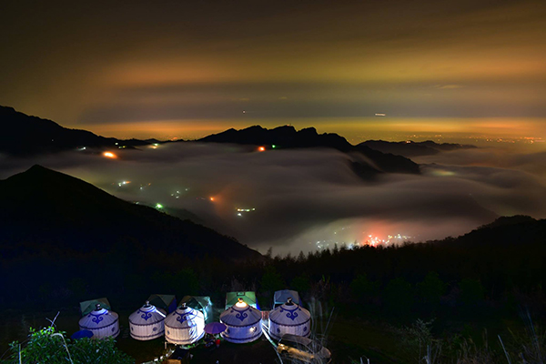 位於新竹的英桃の天闊營地，夜晚的琉璃光雲瀑也是極美。 (圖／英桃の天闊營地)