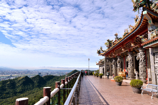 位於碧山嚴上的開漳聖王廟，擁有超棒視野。
