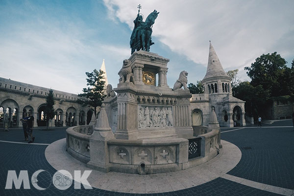 中間廣場設有伊什特萬一世的銅像。 (圖／MOOK景點家莫菲)